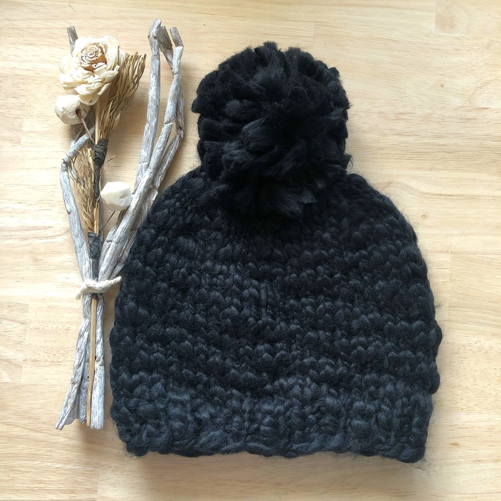 Black beanie with Pompom